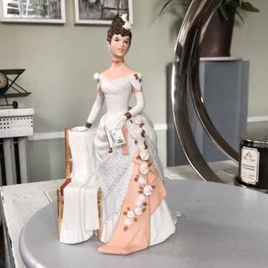 Avon Mrs. Albee  President’s Club Award figurine doll collectors, ceramic